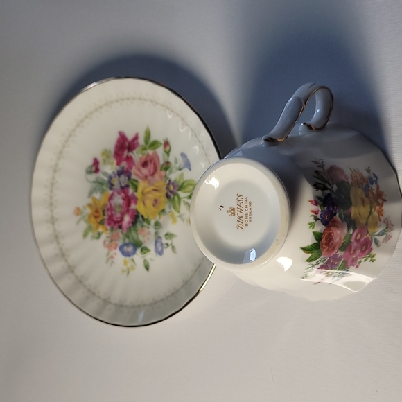 Royal Duchess bone China teacup and saucer made in England - Picture 5 of 6